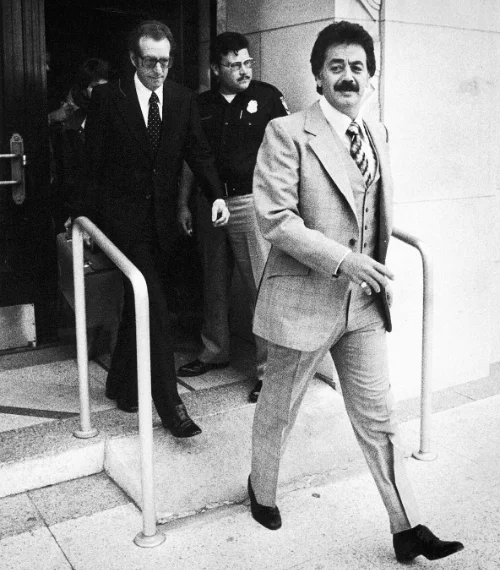 Jimmy Chagra leaving Texas courthouse, June 1979